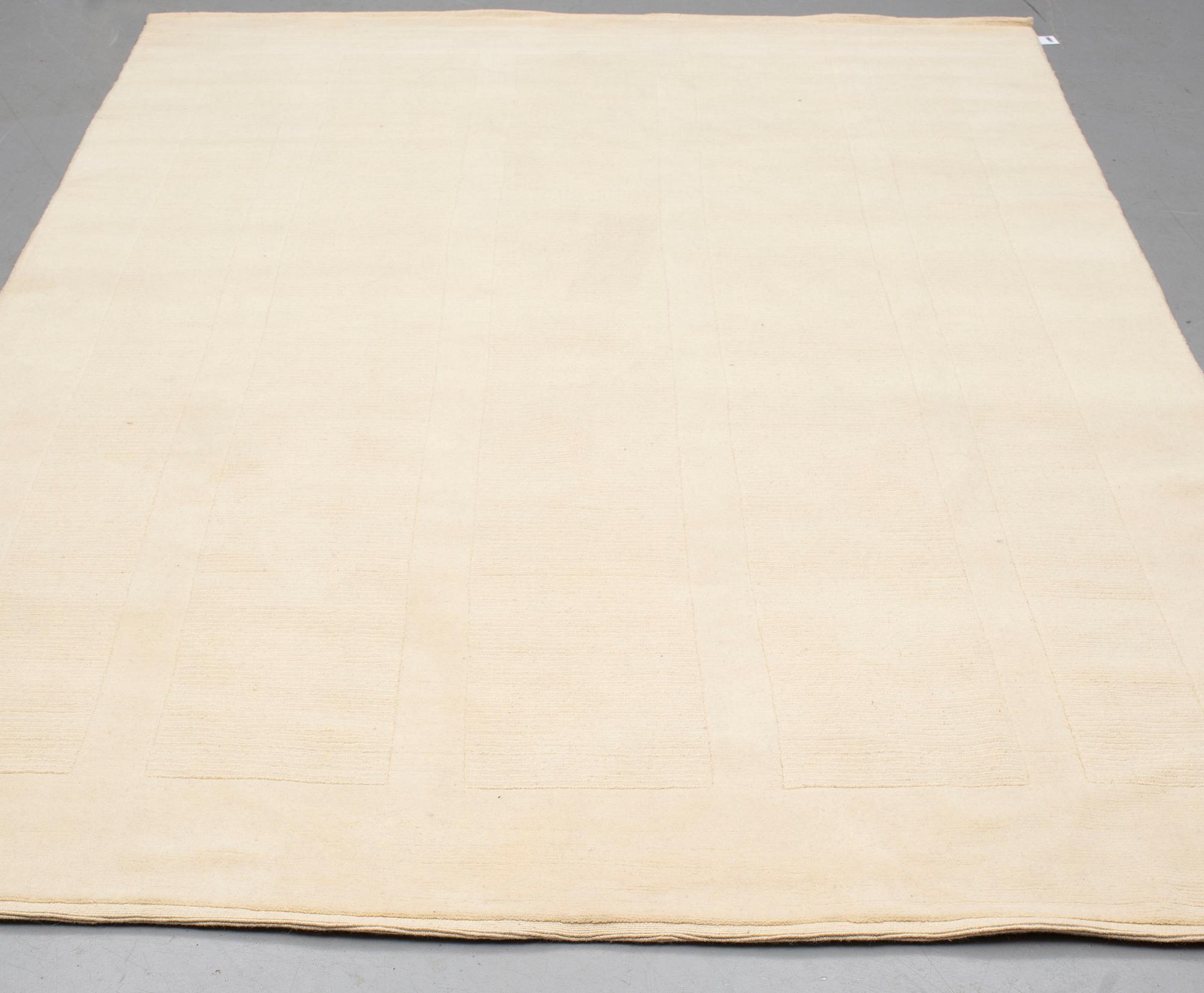 A carpet, India, contoured, ca 290 x 190 cm.