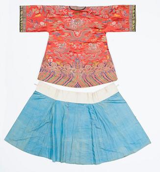 JACKET AND SKIRT, silk. China late Qing. The height of the jacket 110,5 cm, the skirt 96 cm.