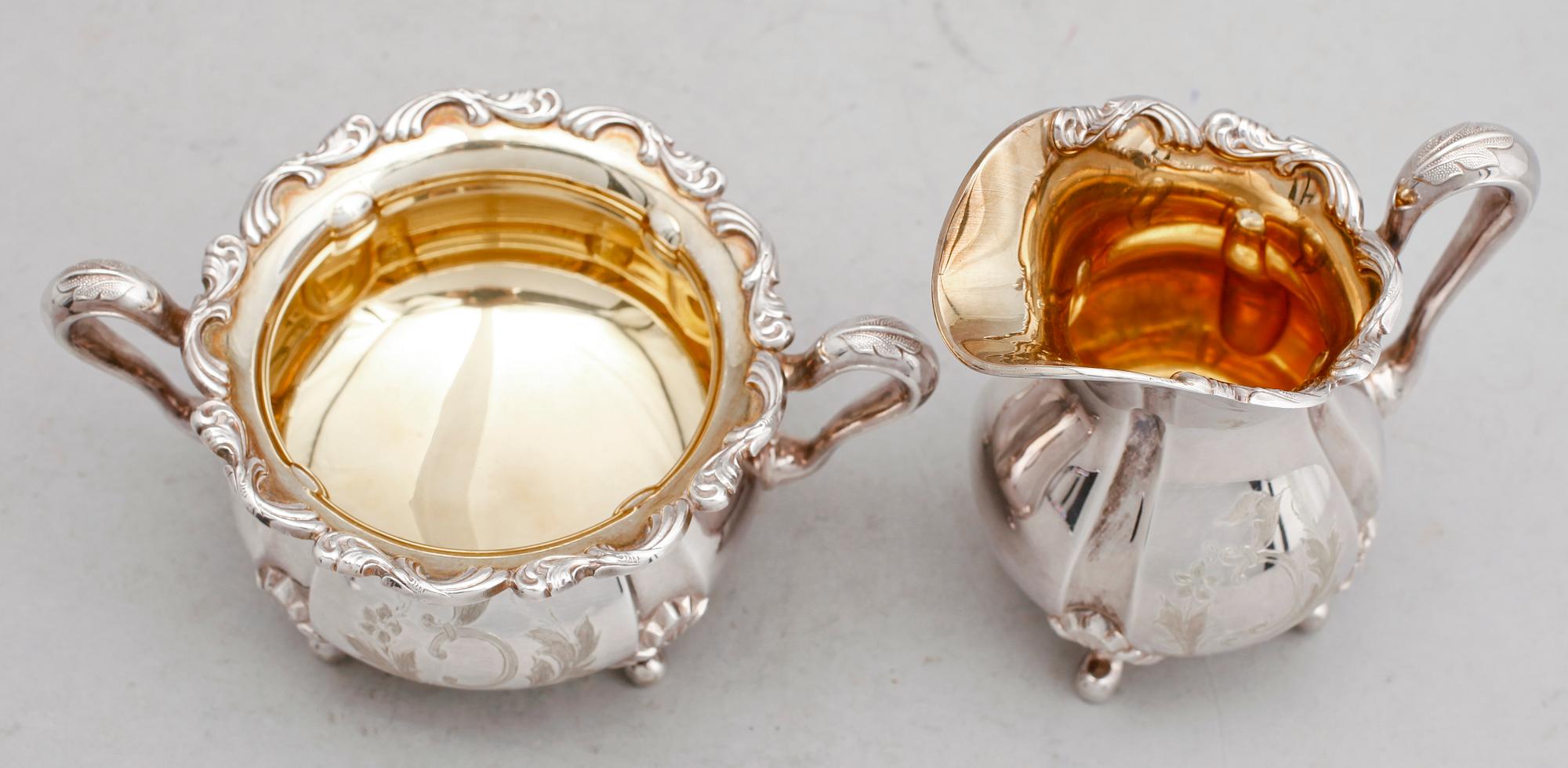SOCKERSKÅL OCH GRÄDDKANNA, silver, importstämplar. Vikt ca 287 g.