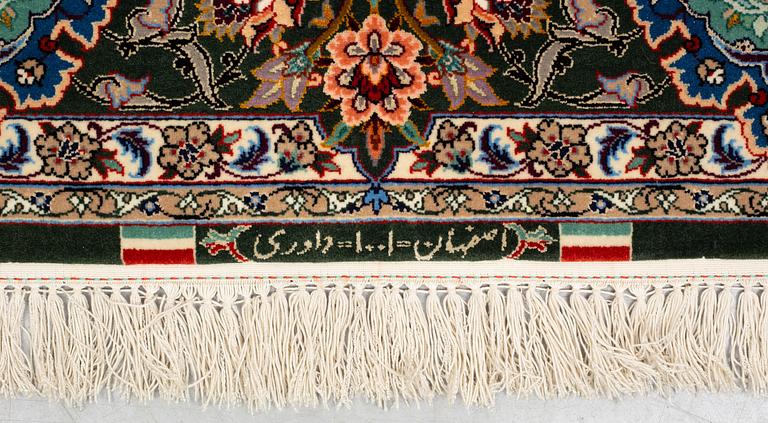 Matto, old Esfahan, part silk, signed, ca 225 x 149 cm (ca 1,5-2,5 cm flat weave at the ends).