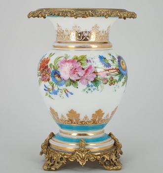 URNA, opalglas och brons, 1800-tal.