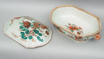 A Chinese Export dinner service, Qing dynasty, Qianlong (1736-95). (62 pieces).