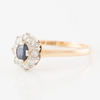 Ring, 18K guld med liten safir och briljantslipade diamanter.