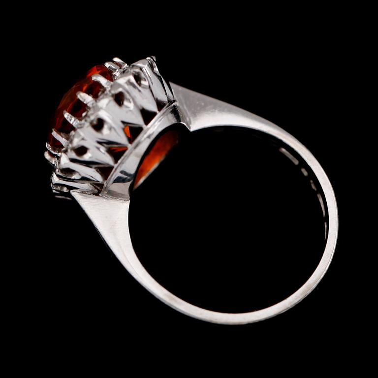 RING, 18 k vitguld, Madeira ciitrin, 4.47 ct, briljantslipade diamanter tot 0.70 ct. svenska stämplar RIT 1989.