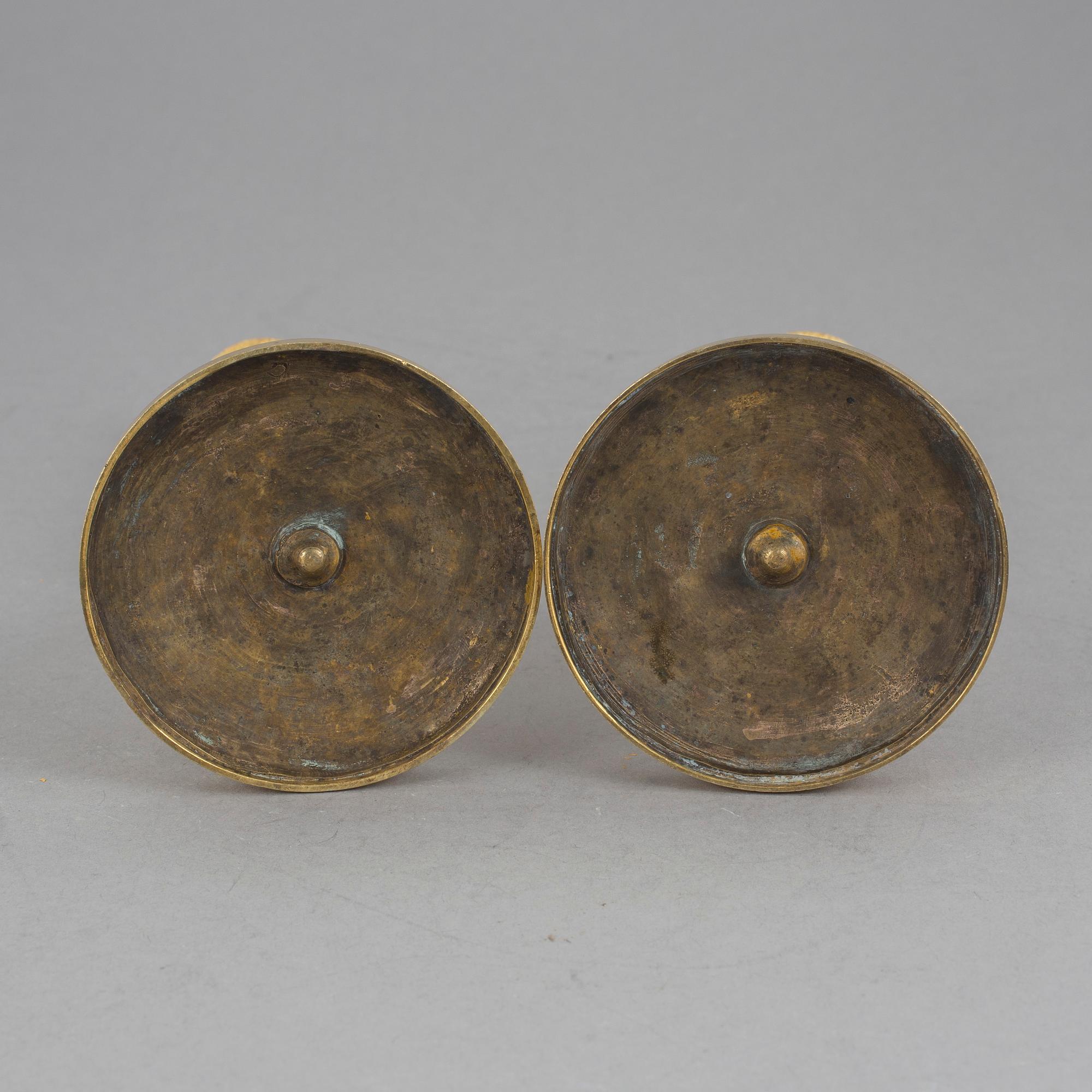 LJUSTAKAR ett par, förgylld mässing och vit marmor. Senempire, 1800-talets mitt.
