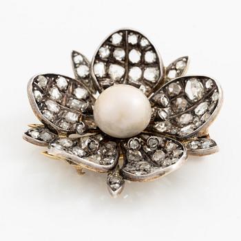 W.A. Bolin brosch i form av blomma 18K guld och silver med en bouton-formad pärla samt rosenslipade diamanter.