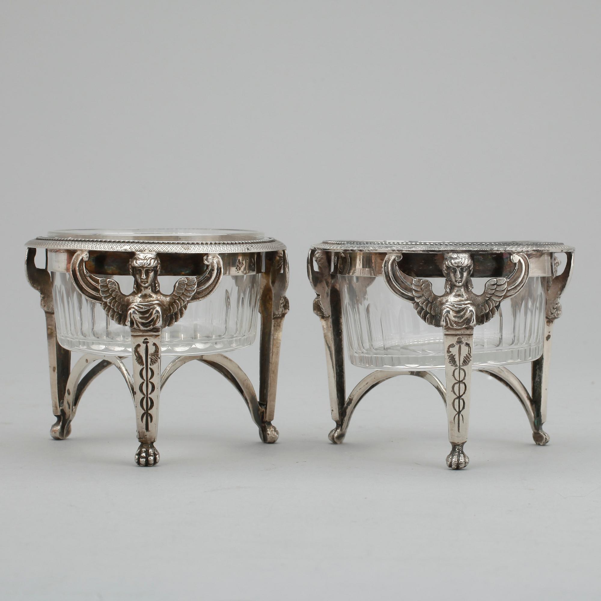 SALTKAR, ett par mycket snarlika, silver, empire, Paris 1800-talets första hälft. Silvervikt tot ca 177 gram.