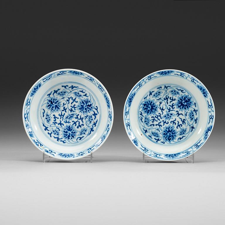SKÅLFAT, ett par, porslin, Qing dynastin, Guangxu (1874-1908) märke och period.