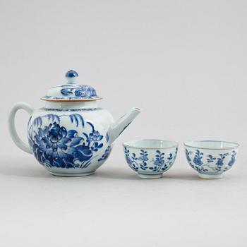 TEKANNA samt 2 TESKÅLAR, porslin, Kina, Qianlong 1736-1795.
