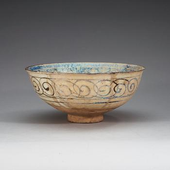 A MAMLUK BOWL, underglaze painted pottery. Diameter 28 cm, height 12,5 cm. Syria 14th century.