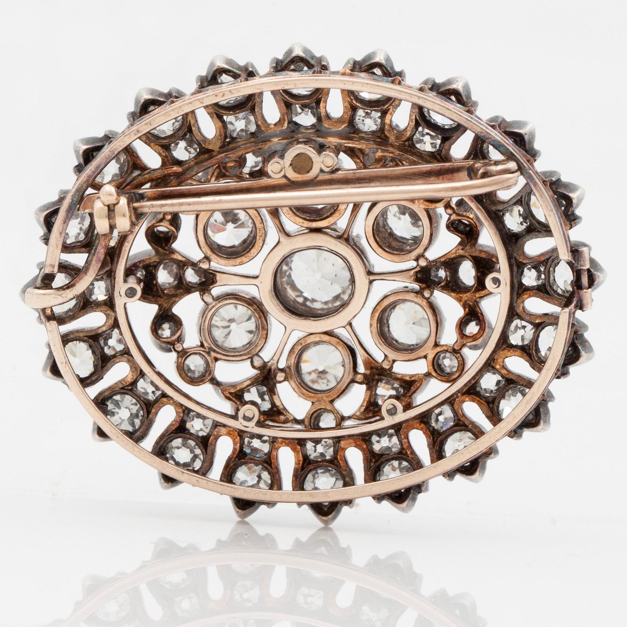 BROSCH med gammalslipade diamanter totalt ca 9.40 ct, mittsten ca 1.10 ct.