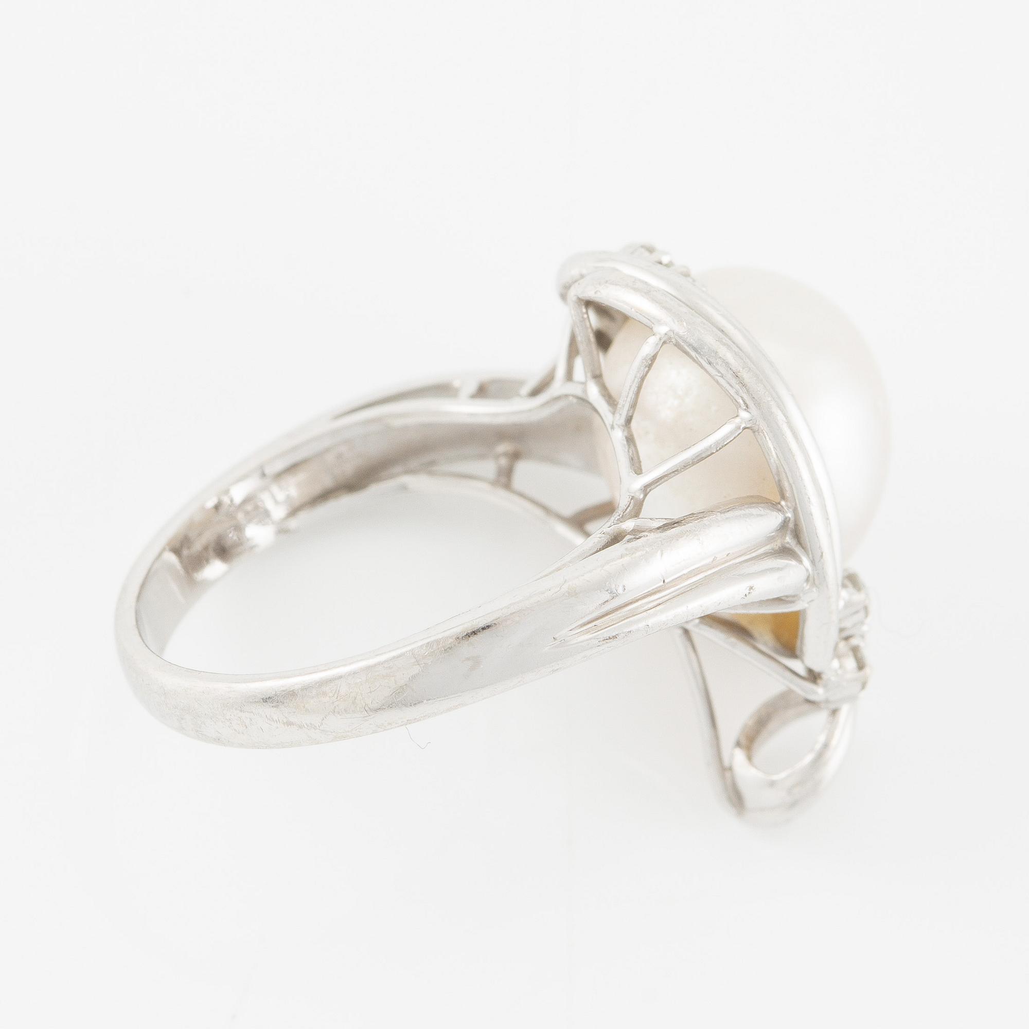 Ring platina med pärla och briljantslipade diamanter.