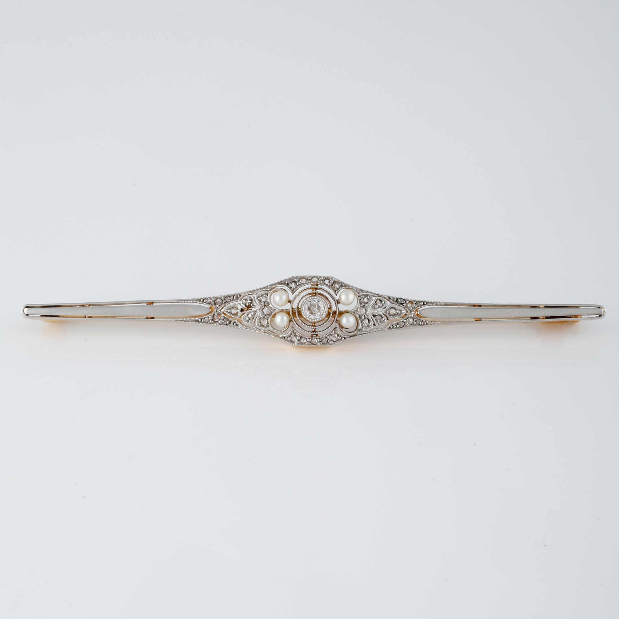 BROSCH, 18K guld samt platina med odlade små pärlor samt fasettslipade diamanter, importstämplad. Vikt 6,2 gram.