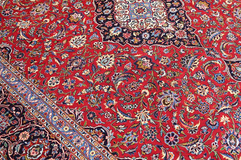 A semi-antique Keshan carpet, approx. 420 x 315 cm.