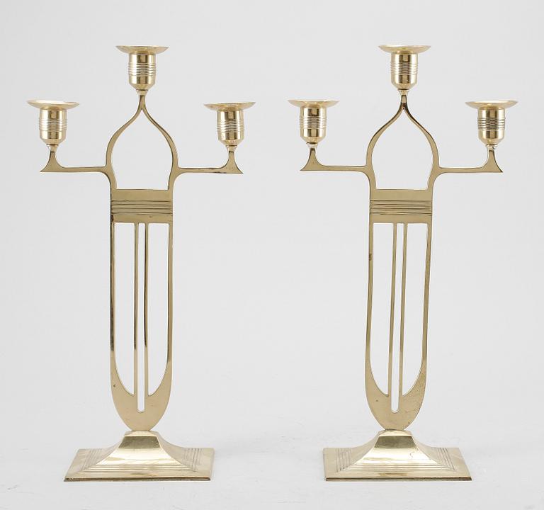 KANDELABRAR, ett par, mässing, Würtembergische Metallwaren Fabrik (WMF), 1900-talets första hälft.
