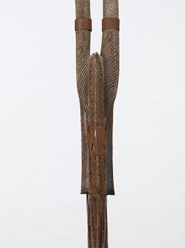 HUVUDPRYDNAD. Tshiwara/Ciwara (stiliserad antilophane). Trä med metallbeslag.