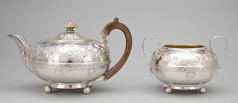 TEKANNA samt SOCKERSKÅL, silver, Joseph Preedy, London, England, 1816-17. Totalvikt ca 1128g.