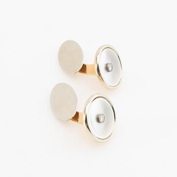 Manschettknappar, ett par, 18K guld med pärlemor och runda briljantslipade diamanter.
