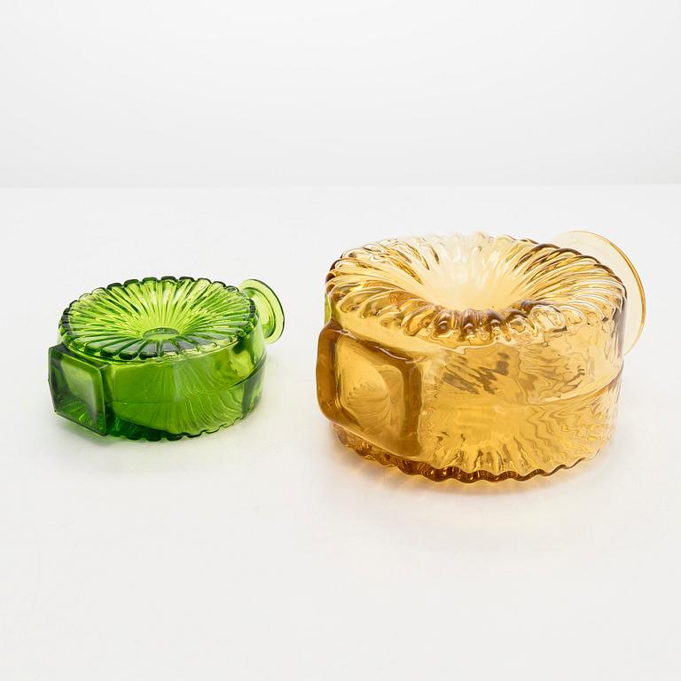 Helena Tynell, flaskor, 2 st, "Solflaskan" Riihimäen Lasi Oy. I produktion 1964-1974.