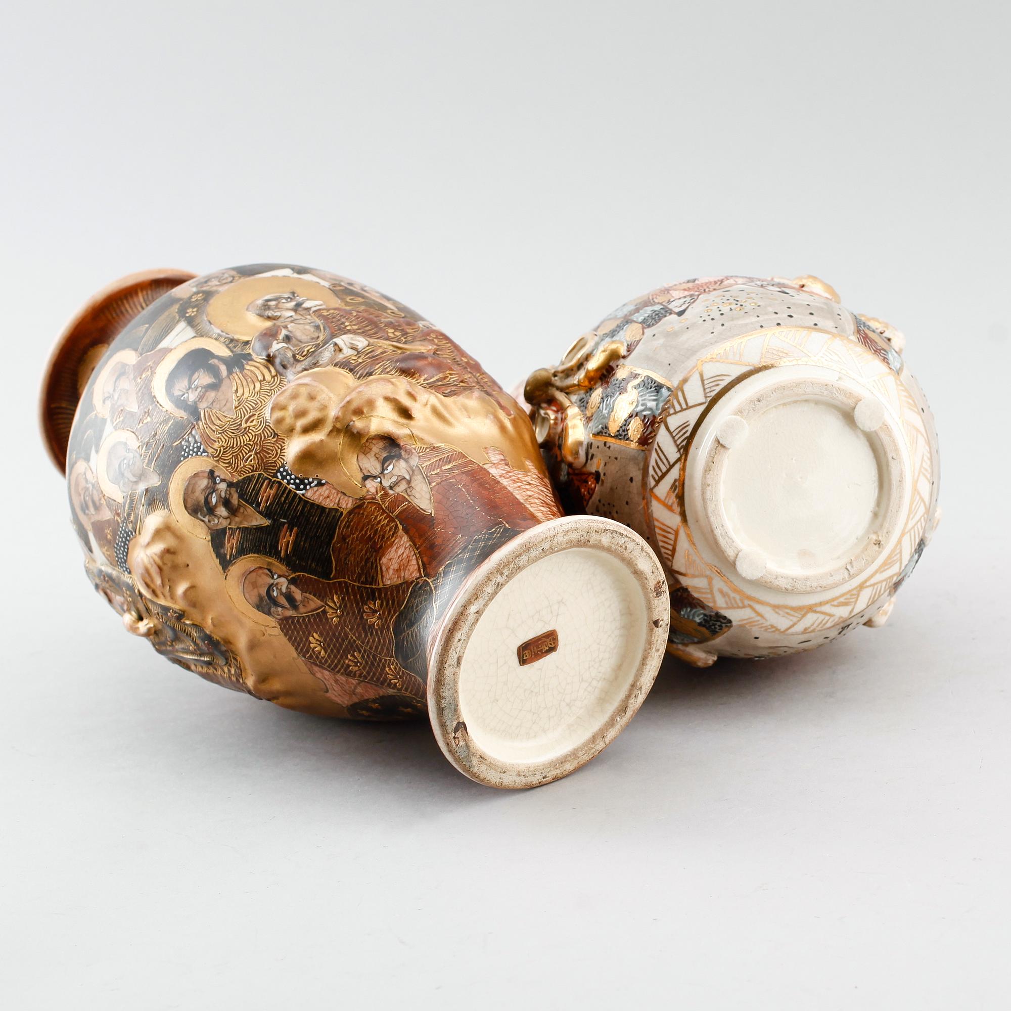 VASER, 2 st, porslin, Satsuma, Japan, 1900-talets första hälft.