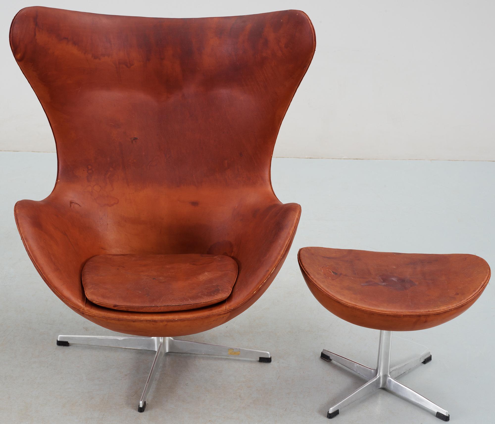 ARNE JACOBSEN, fåtölj, "Ägget" med fotpall, Fritz Hansen, Danmark 1965 och -63.