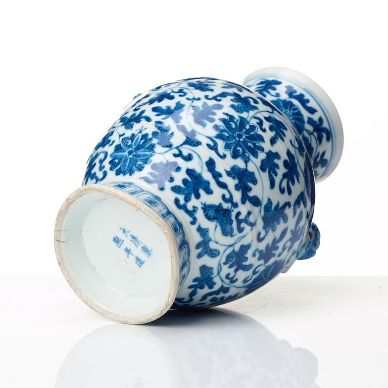 A blue and white vase, Qing dynasty, 19th Century.