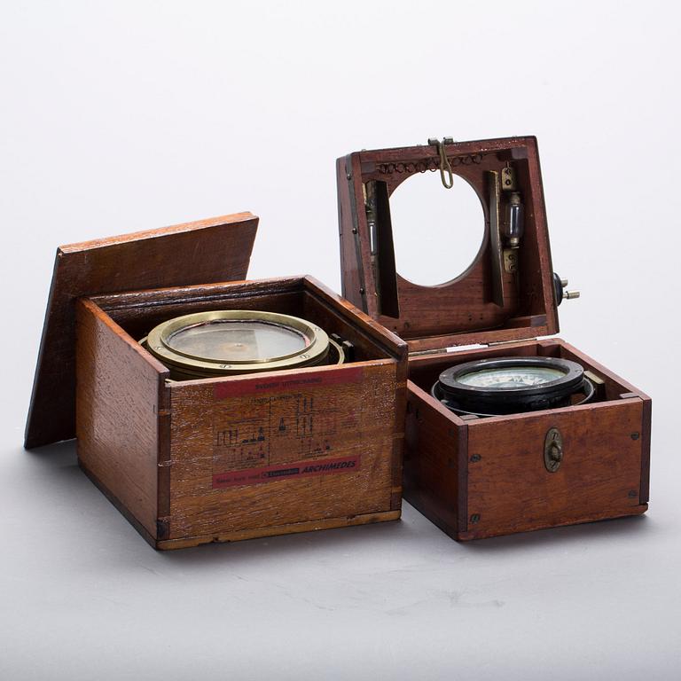 SKEPPSKOMPASS, 2 st, H. Hughes & Son Ltd, London samt Lyth Stockholm.