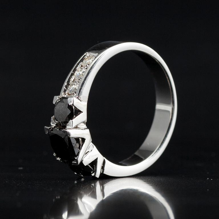 RING, vitguld 14K, prinsess- och briljantslipade diamanter, tot. 1,77 ct. Vikt 4 g. Intyg.