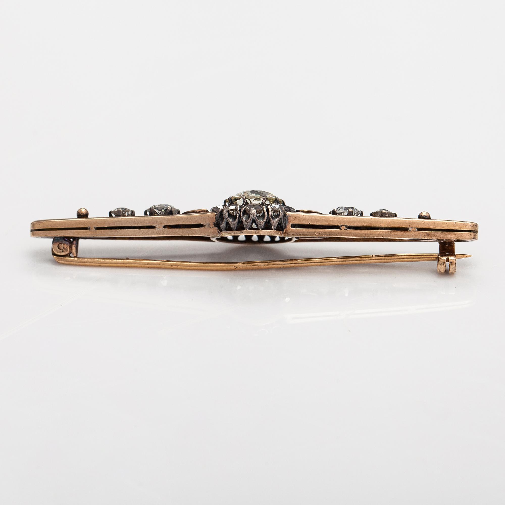 A 14K gold and silver brooch with old cut diamonds ca. 3.30 ct in total. Turn of the 20th century.