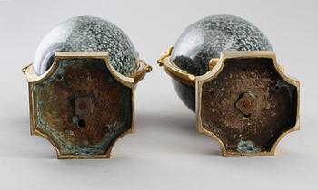 URNOR, 1 par, förgylld brons och marmor, 1700-tal.