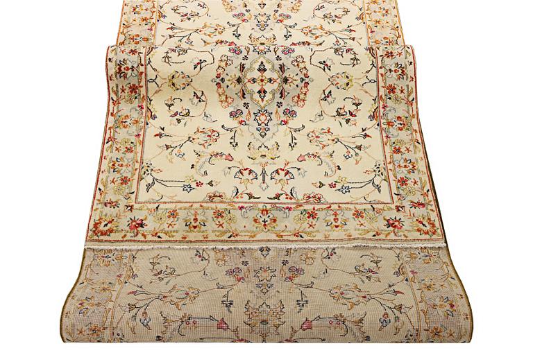 A Kashan runner carpet, c. 385 x 98 cm.