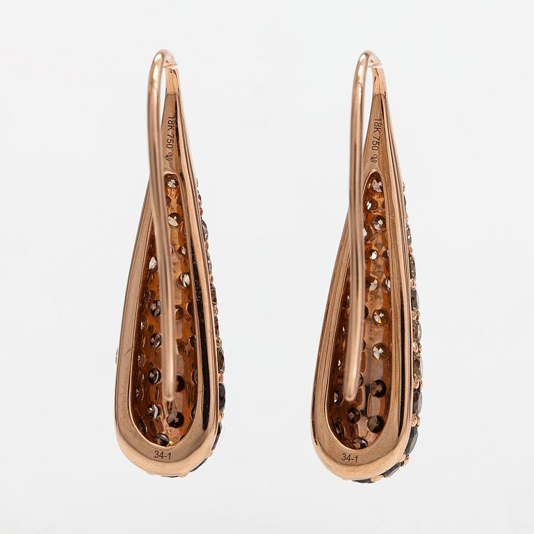 A pair of 18K gold earrings with different colored diamonds approx. 1.98 ct in total.