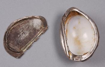 SNUSDOSA, silver och snäcka, Johan Petter Tullgren, Kristinehamn, 1857.