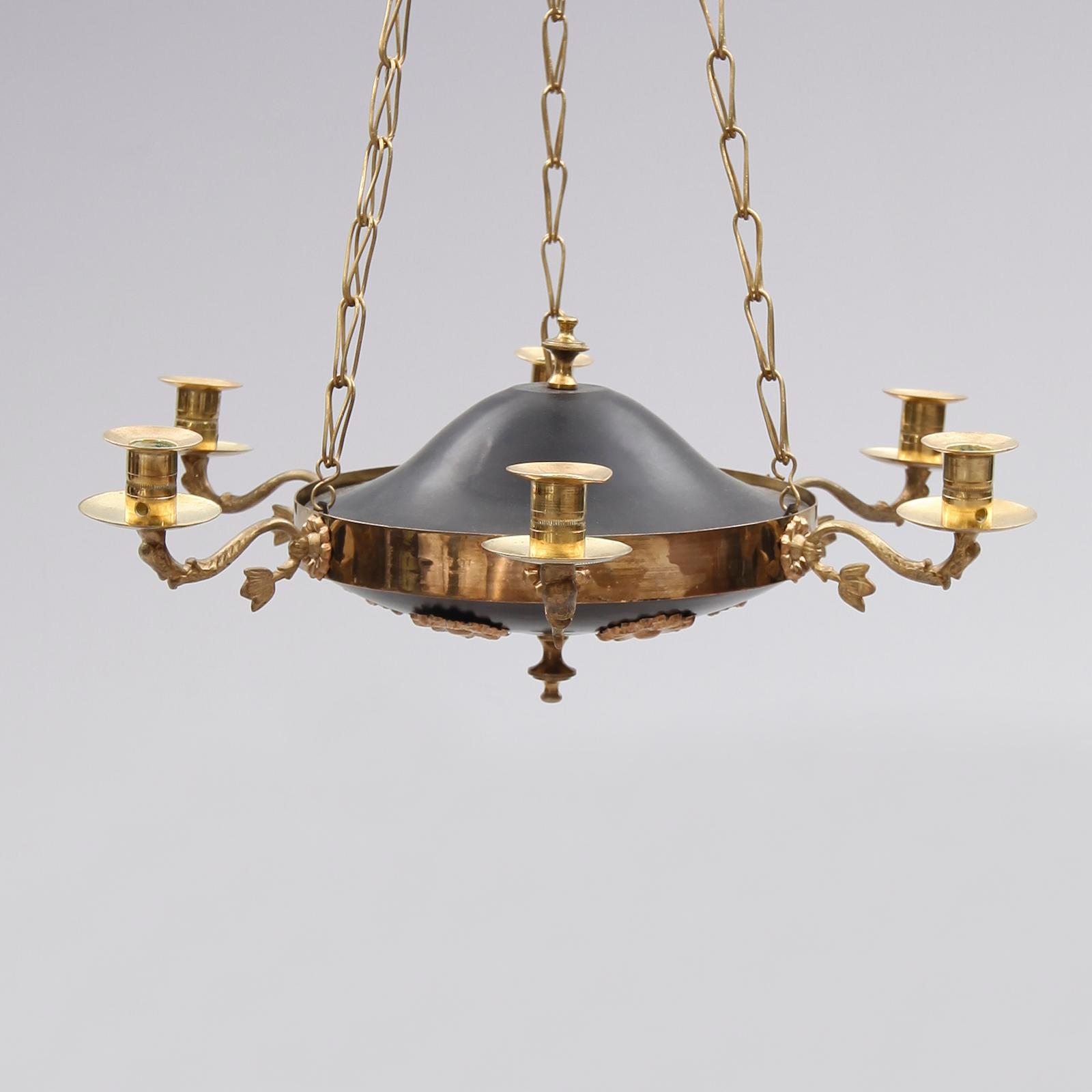 TAKAMPEL, empirestil, sekelskiftet 1900. Höjd med kedjor ca 55 cm.