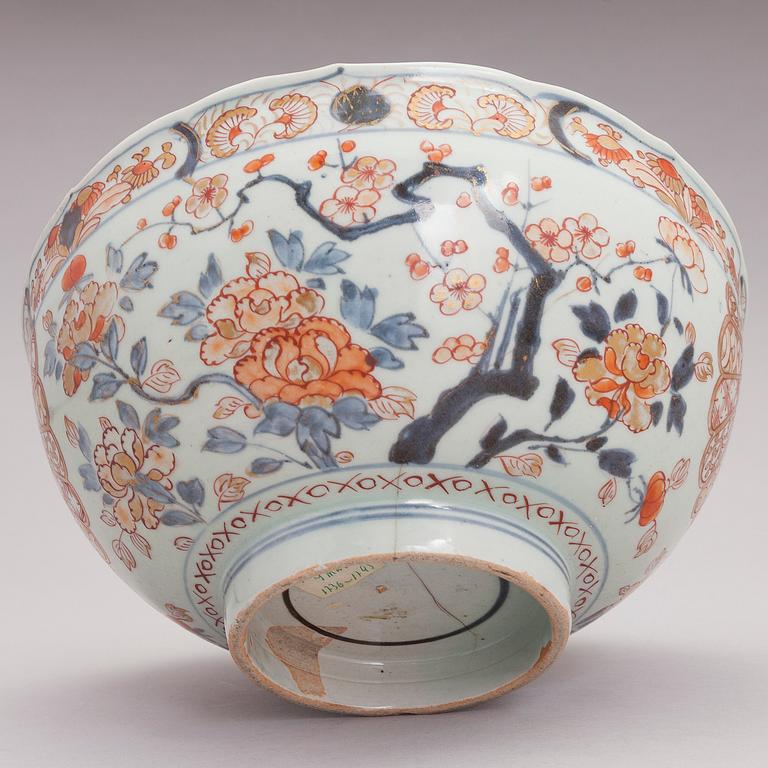 LAUTASIA, 4 kpl, Kiina, ja MALJA, Japani, posliinia, 1700-luku.