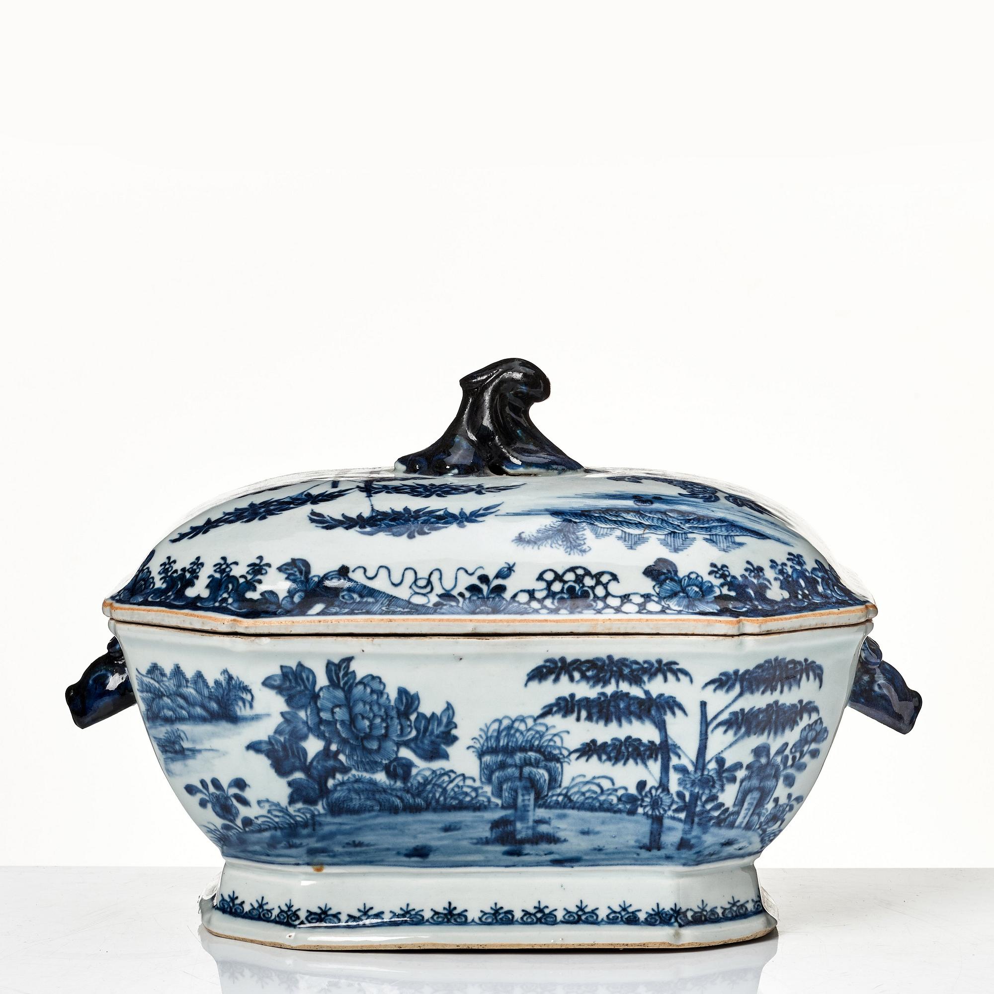 Terrin med lock och fat, kompaniporslin. Qingdynastin, Qianlong (1736-95).