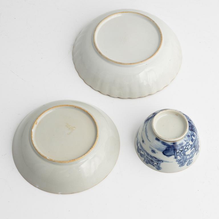 Four porcelain pieces, China, Qianlong (1736-95).