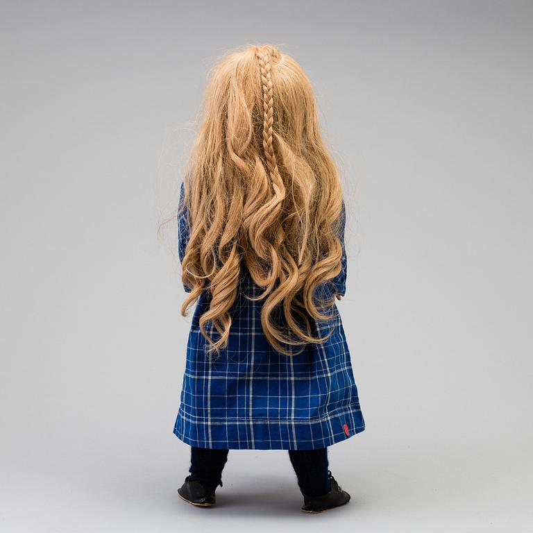 A DOLL FROM Armand Marseille MODELL NR 390. EARLY 20TH CENTURY.
