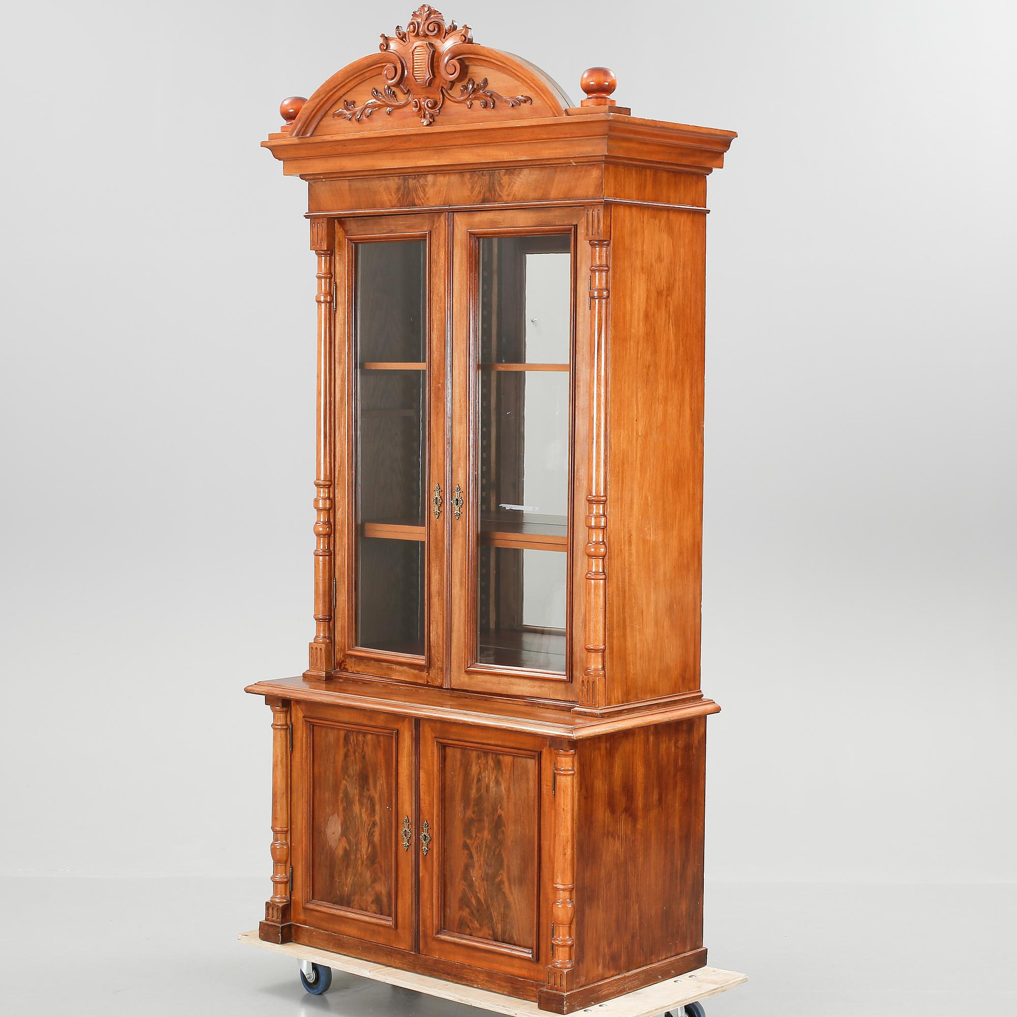 BOKSKÅP, nyrenässans, 1800-talets andra hälft.