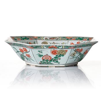 A famille verte bowl, Qing dynasty, Kangxi (1662-1722).