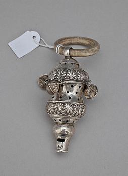 SKALLRA, silver, ring av ben, Crisford & Norris, Birmingham, England 1909. Totalvikt 30 g.