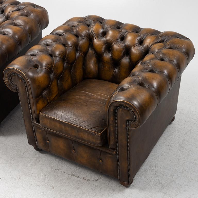 Fåtöljer ett par, Chesterfieldmodell, England, 1900-talets andra hälft.
