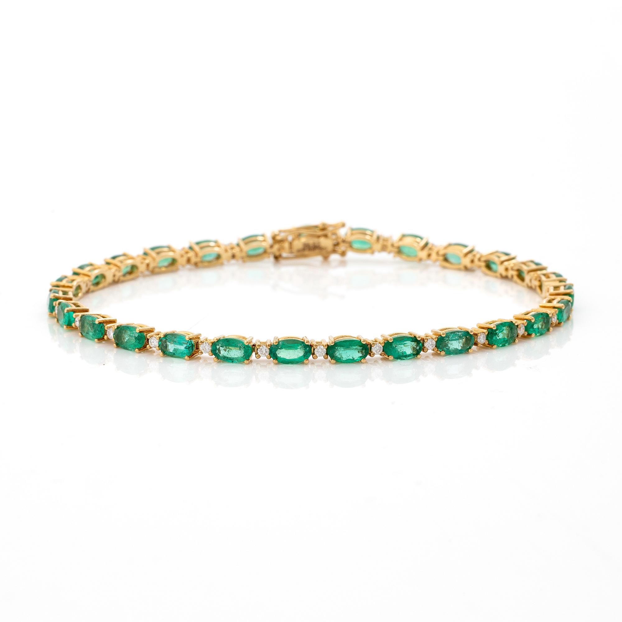 Bracelet 18K gold with emeralds and brilliant-cut diamonds.
