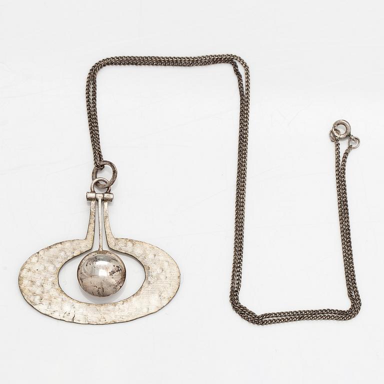 Tapio Wirkkala, halsband "Päron", sterlingsilver. Kultakeskus, Tammerfors 1975.