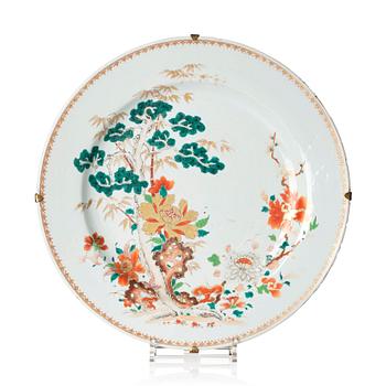 A large famille verte serving dish, Qing dynasty, 18th century.