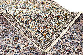 A Kashan carpet, a. 351 x 245 cm.