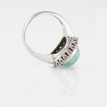 RING, med cabochonslipad smaragd 4,99 ct samt åttkantslipade diamanter 0.54 ct, Ceson, Göteborg, 1978.