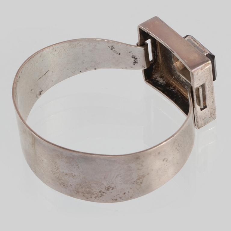 ARMRING, silver med smaragdslipad rökkvarts, Gussi, Malmö, 1965. Vikt 41,6 gram.