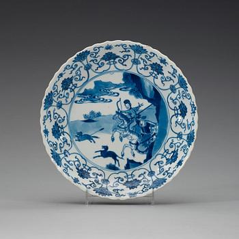 A set of five blue and white lotus shaped dishes, Qing dynasty Kangxi (1662-1723), with Chenghuas six characters mark.