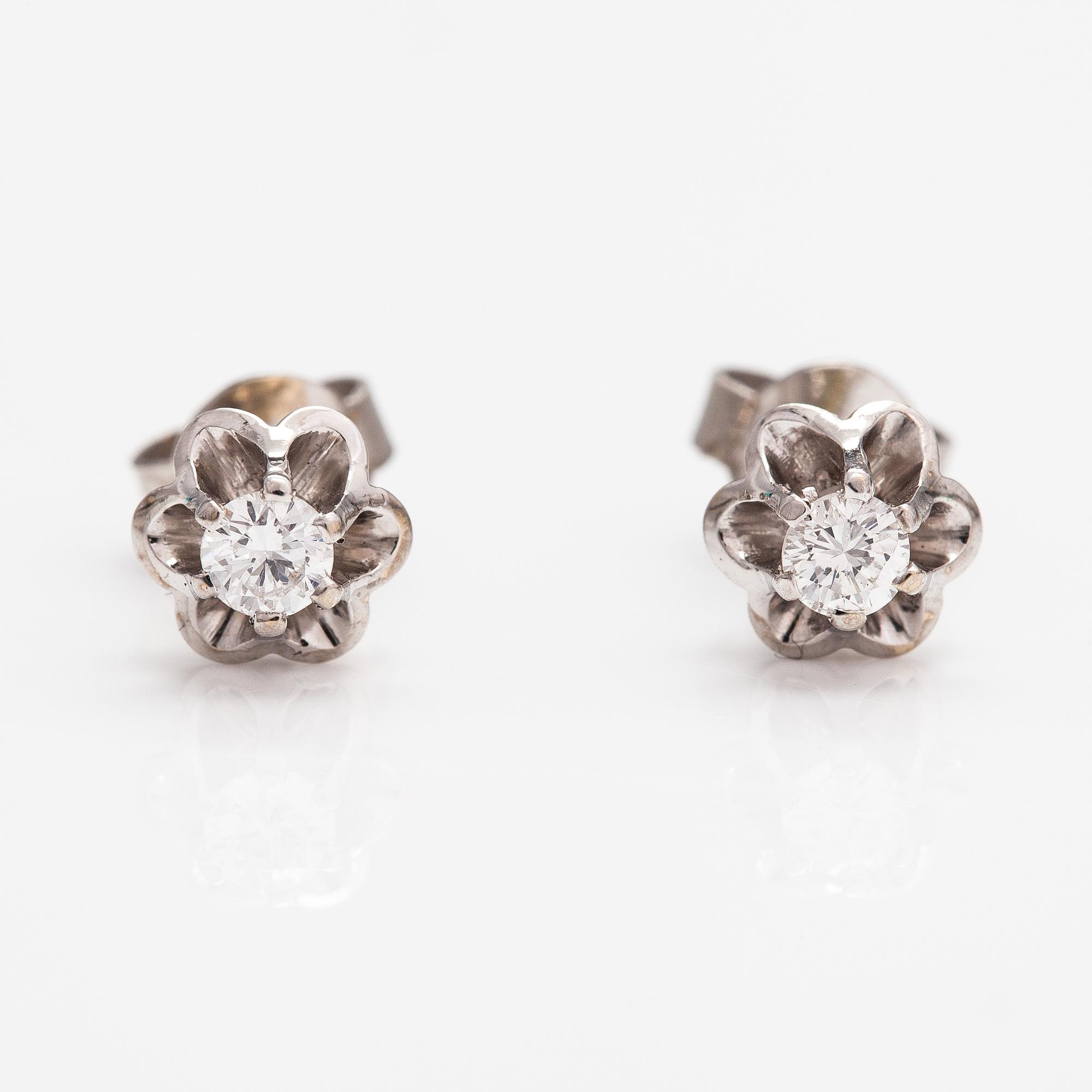 A pair fof 14K white gold earrings with diamonds ca. 0.32 ct in total.